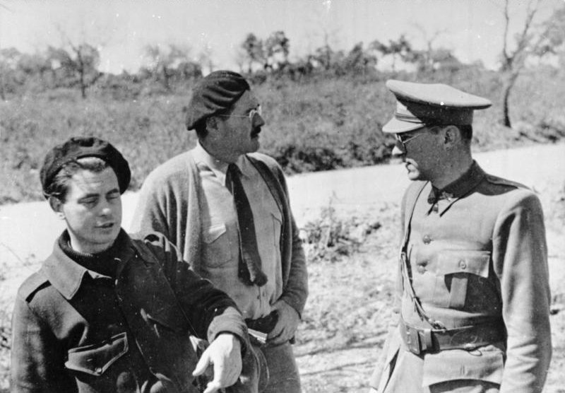 Ernest Hemingway (Mitte), Joris Ivens (links) und Ludwig Renn (Chef der XI. Internationalen Brigaden)