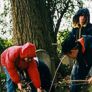 Alumnos trabajando en el cementerio judío de Schwarzrheindorf (2)