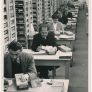 Abb. 2: Mitarbeiter_innen recherchieren in der Zentralen Namenkartei, Oktober 1952 © International Tracing Service (ITS), Bad Arolsen