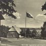 Alt Rehse, „Führerschule der Deutschen Ärzteschaft“, Blick über den Appellplatz auf ein Unterkunftshaus, Postkarte um 1937 (Quelle: Sammlung EBB Alt Rehse)