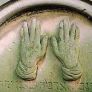 Die segnenden Hände auf einem jüdischen Grabstein. Fotograf: Matthias Schrader