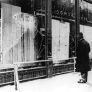 Zerschlagene Schaufensterscheiben eines jüdischen Geschäftes in Berlin, 10. November 1938. Fotograph: BPK