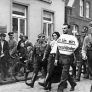 Öffentliche Demütigung eines Paares in Norden, Juli 1935. Der Mann wird gezwungen, ein Schild mit der Aufschrift: "Ich bin ein Rasseschänder" zu tragen. Fotograf: Günther Schwickert