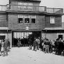 Überlebende in Buchenwald, 1945. Während alliierte Radioreporter die Kriegsfront besuchen, warten KZ-Überlebende darauf, Buchenwald erneut zu betreten. 18. April 1945. Fotograph: Lowell Thomas, USHMM Photo Archives