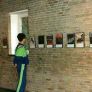 Schülerinnen und Schüler besuchen die Gemäldeausstellung von Karl Stojka "Jugend in Birkenau" in der Tellkampfschule. Fotograph: Hans Heintze