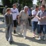 Die Projektgruppe beim gemeinsamen Gang durch das Stammlager in Auschwitz