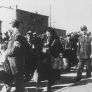 Jüdische Polizisten eskortieren eine Gruppe von Deportierten während einer der letzten Deportationen von Lodz nach Auschwitz im Sommer 1944. Fotograph: Main Crimes Commission, Warsaw